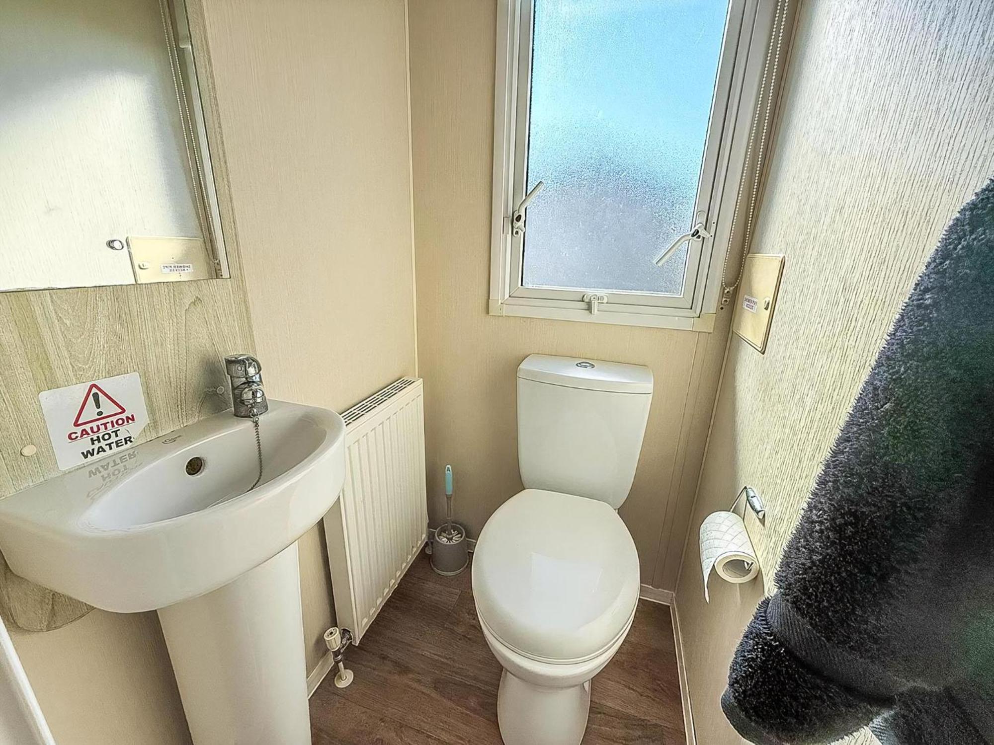 8 Berth Caravan For Hire At St Osyth Beach Ref 28047R Clacton-on-Sea Eksteriør bilde