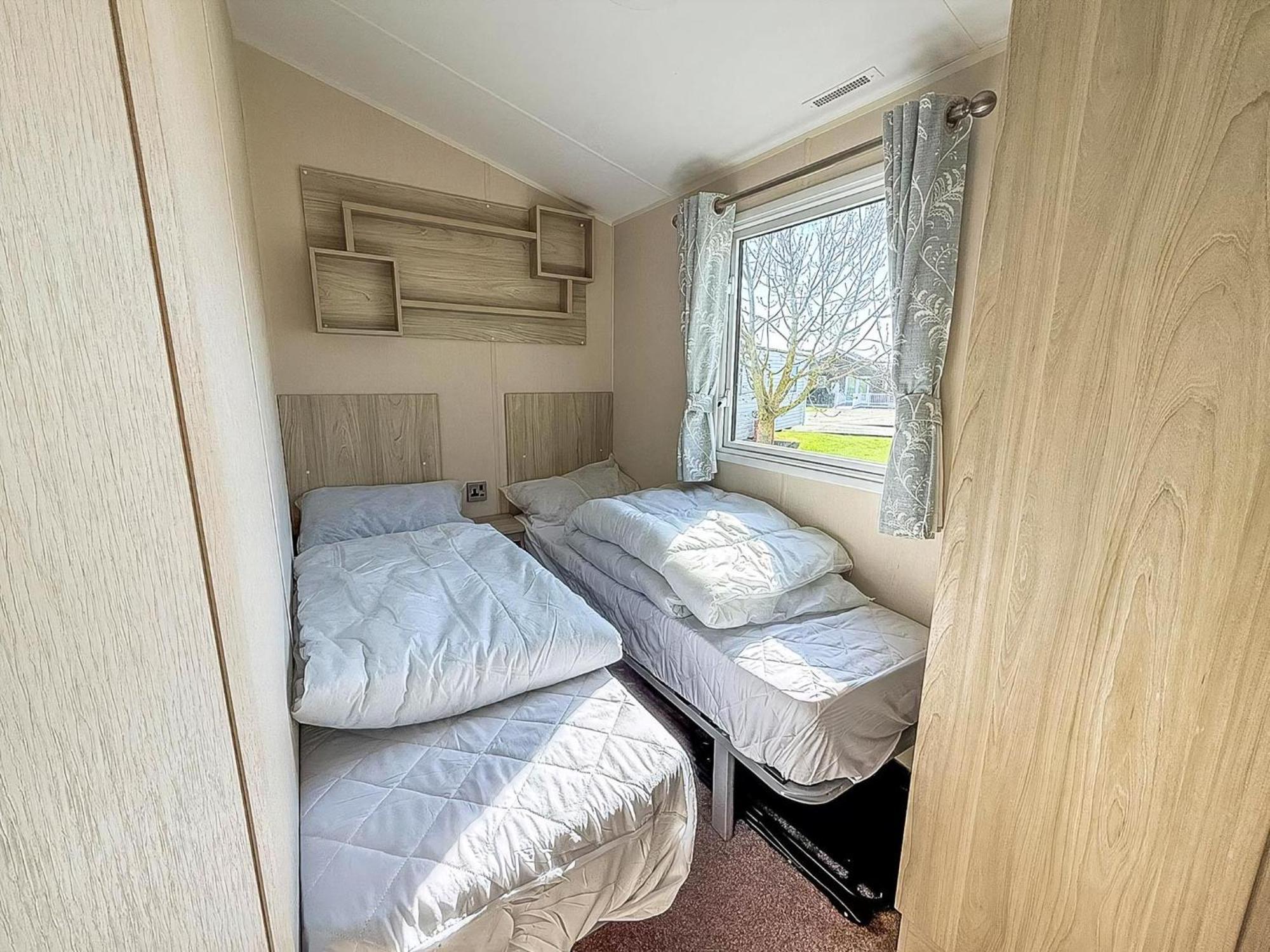 8 Berth Caravan For Hire At St Osyth Beach Ref 28047R Clacton-on-Sea Eksteriør bilde