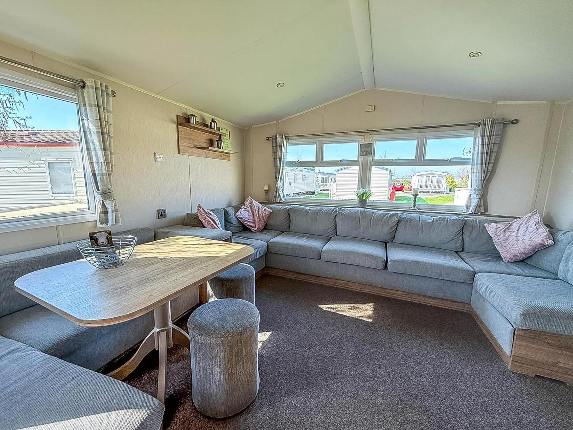 8 Berth Caravan For Hire At St Osyth Beach Ref 28047R Clacton-on-Sea Eksteriør bilde